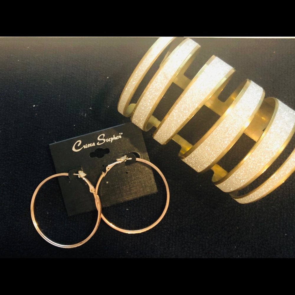 **Gorgeous Bracelet and Earrings Set ** 👗